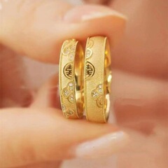 古法双喜のカップルの指輪のペアの赤い本の同項の伝承の喜字のペアリングの金色の開口部は卸売りを調節することができます。