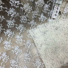 现货供应水溶牛奶丝网纱绣花面料厂家批发蕾丝婚纱连衣裙布艺刺绣