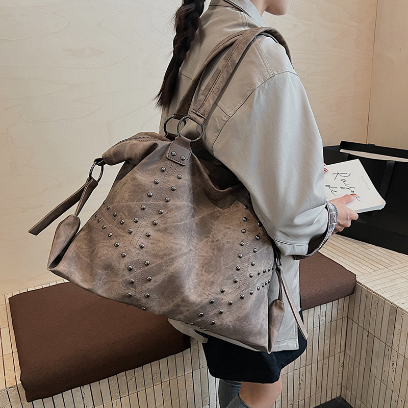 高级感时尚铆钉包包女2025新款大容量休闲百搭单肩手提通勤托特包|undefined