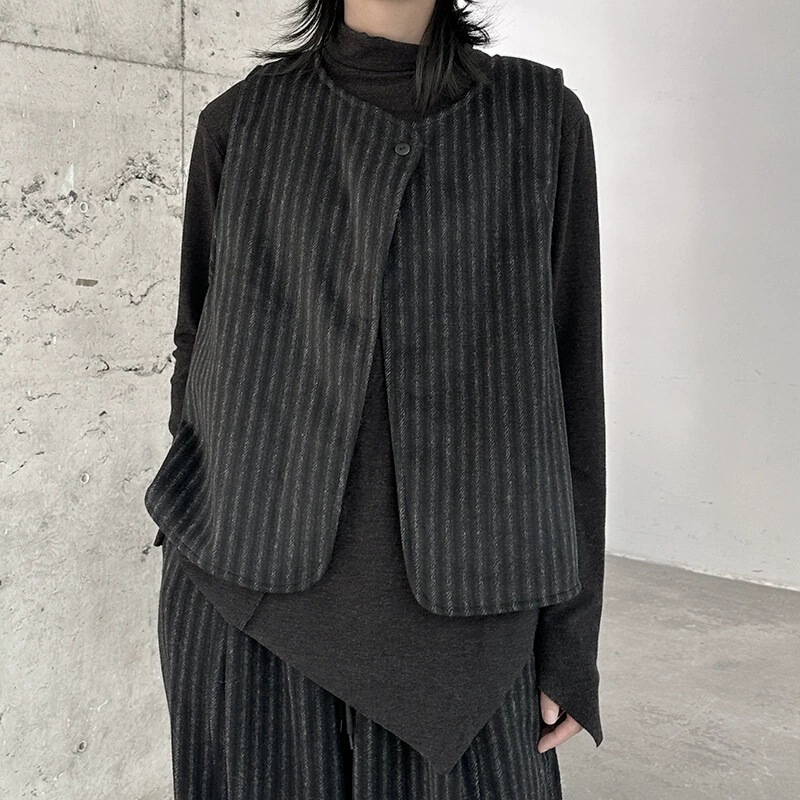 Trendy Minimalist Dark Style Striped Vest for Women, Autumn and Winter Designer Woolen Fashion Vest