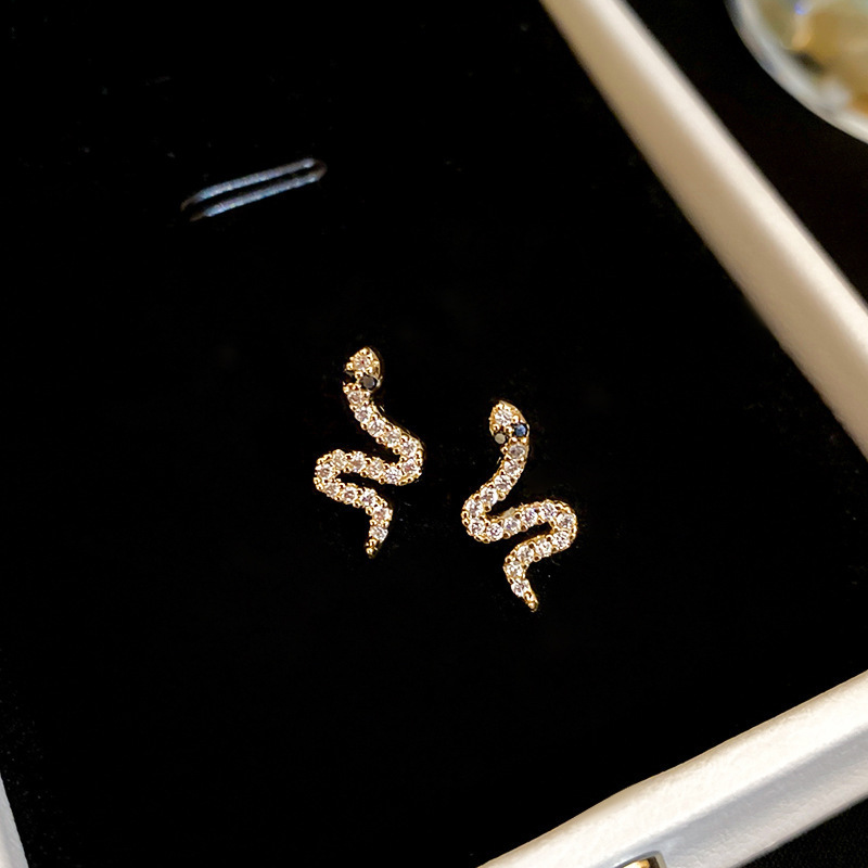 Pendientes de perlas asimétricas con cuernos de diamantes súper parpadeantes de plata Pendientes de nicho de viento frío femenino Pendientes de lujo ligero de alta calidad