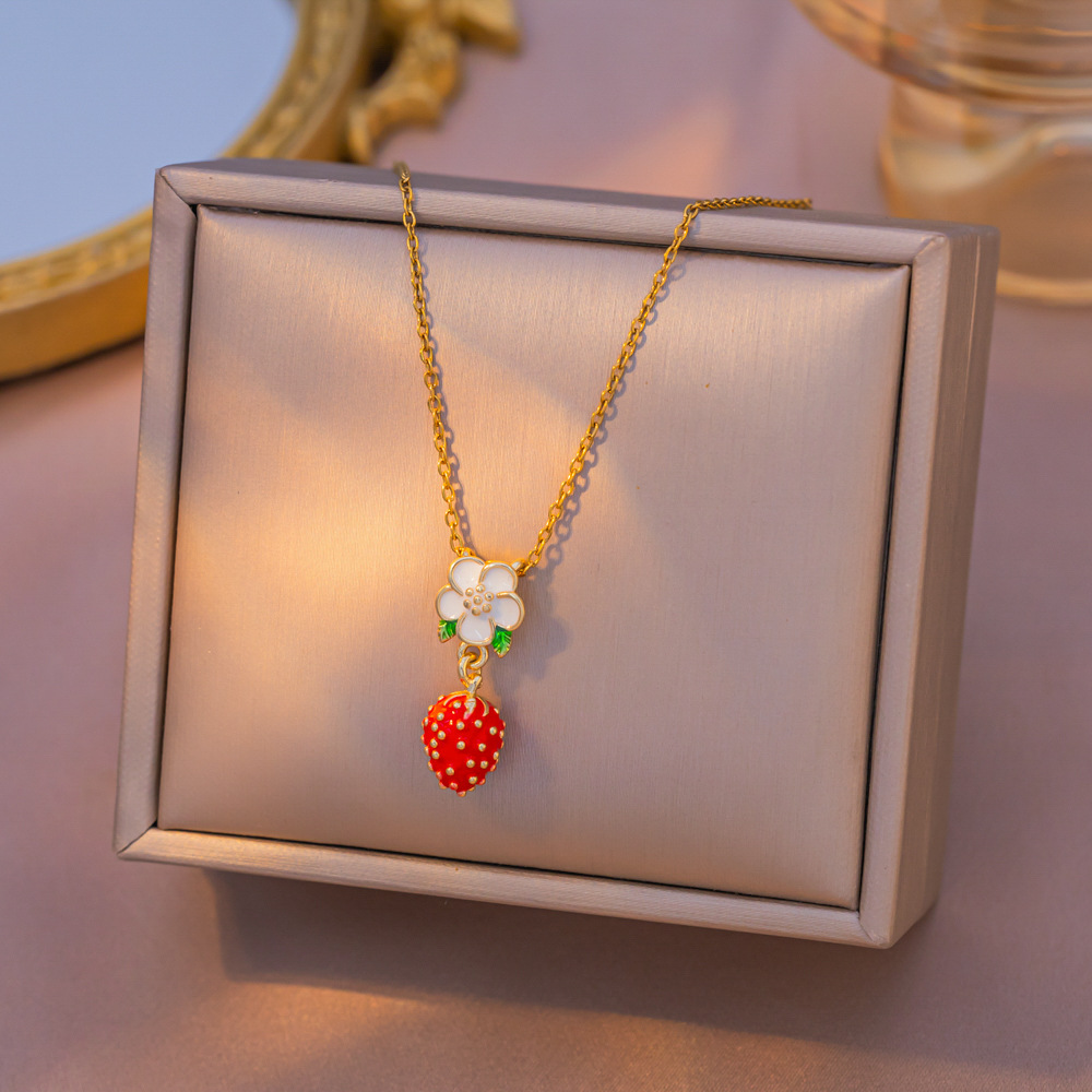 Collar de clavícula con fresas de esmalte – pequeño, fresco, dulce, frutal, de nicho
