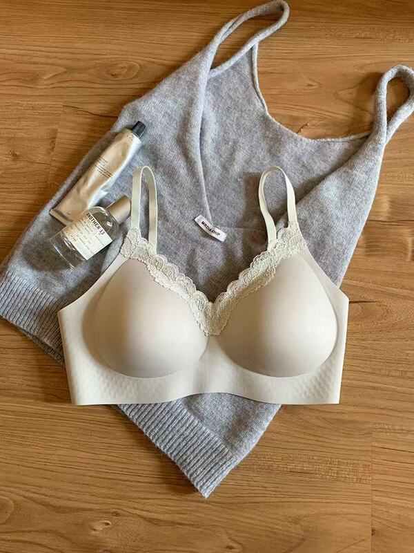 快適なレースの無痕の甘い下着の女性の胸は薄い金の通気性を集めて副乳文のブラジャーを引きます。|undefined