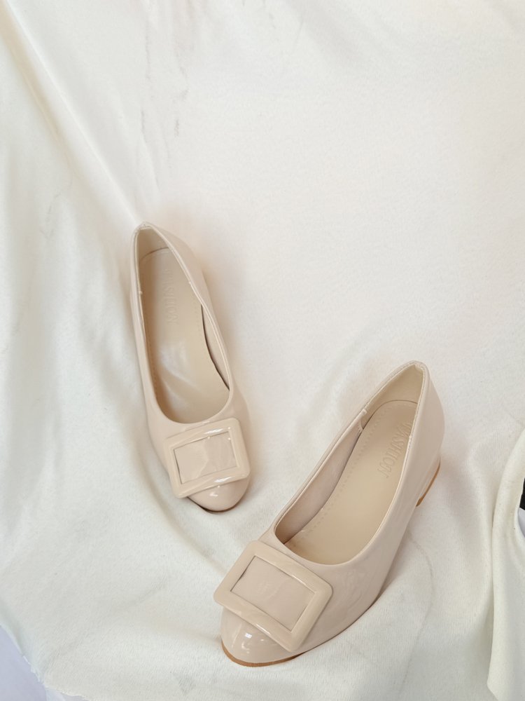 Color desnudo francés cuadrado botón lacado zapatos de piel única versátil primavera 2026 nuevo estilo pequeño viento ligero tacones gruesos zapatos de viaje altos