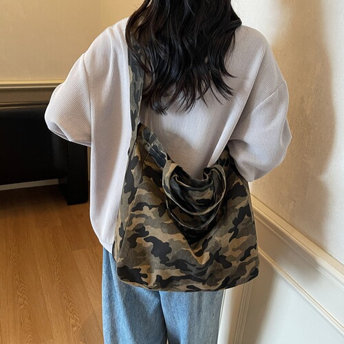 2026 autumn and winter leopard shoulder bag, large-capacity commuting tote bag, female niche slack camouflage cross-body backpack