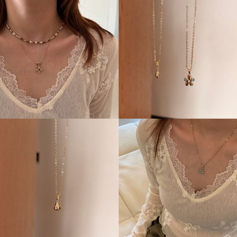 Blogger's same style coffee gold necklace with four-leaf clover zircon pendant, vintage light luxury style, high-end feel, new model Blogger's same style coffee gold necklace with four-leaf clover zircon pendant, vintage light luxury style, high-end feel, new model