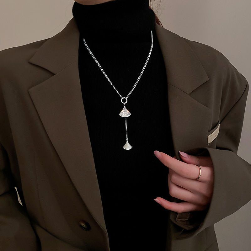 2023 nuevo doble C letra perla colgante suéter cadena de lujo en línea rojo grado superior otoño e invierno suéter cadena accesorios