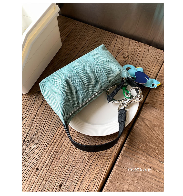A simple, versatile, fashionable and trendy solid-color underarm bag for women, a new summer 2025 stylish and casual woven single-shoulder crossbody bag Item Picture