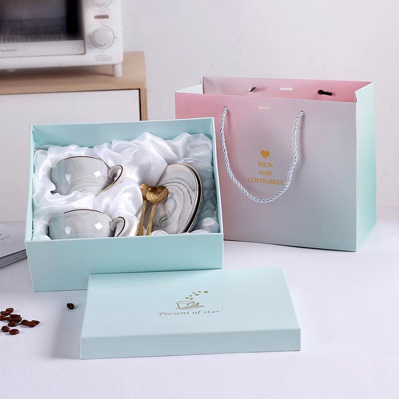 Luz de lujo taza de café traje de estilo europeo de alta apariencia taza y platillo taza de café de cerámica de alta gama exquisito juego de té de la tarde británica