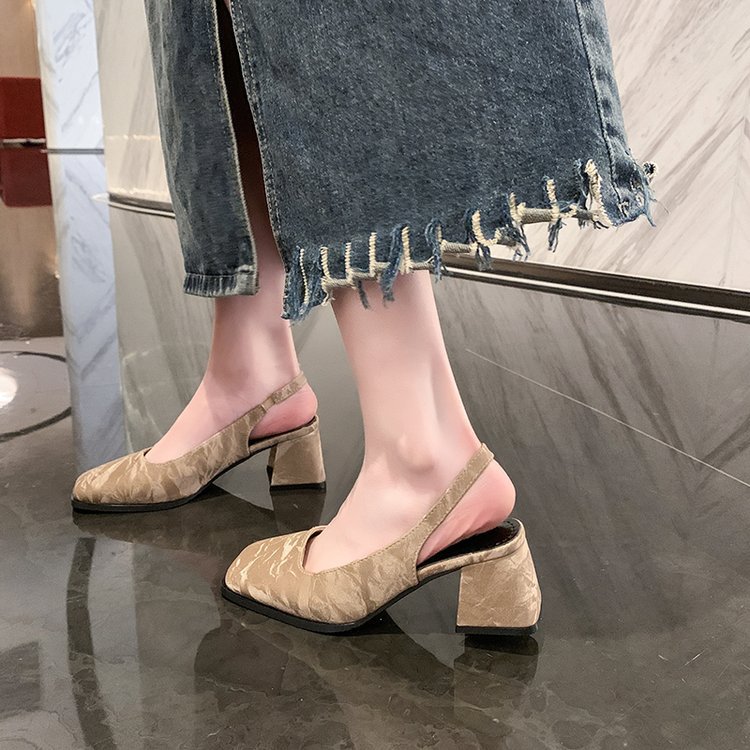 Fashionable romantic and delicate sandals