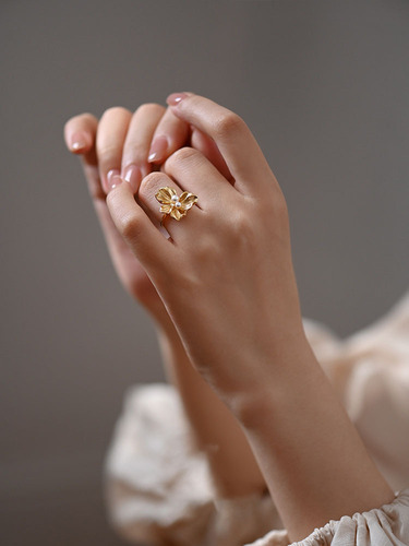  New Original Design Retro Chic Simple Artificial Pearl Ring with Floral Elements, Versatile Butterfly, French Style for Women