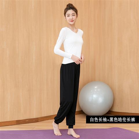 불규칙한 밑단은 가슴 패드, 흰색 긴팔 + 검정색 하렘 팬츠에 삽입 가능