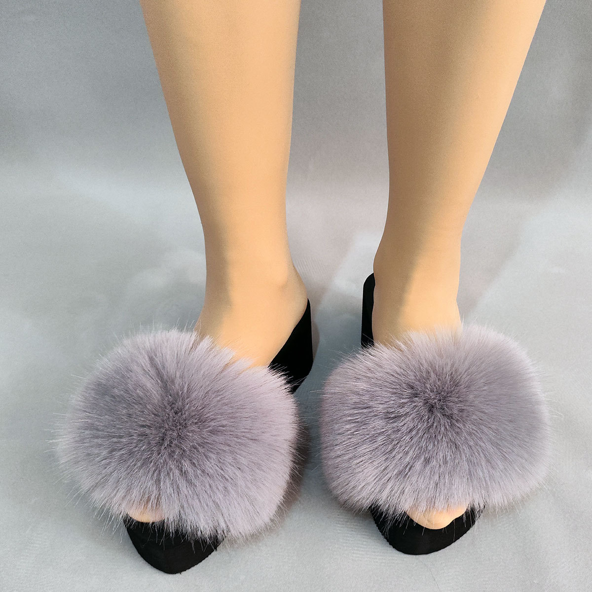 Estilo explosivo, aumento de las celebridades de Internet para el hogar, el mismo estilo, piel de zorro, todo fósforo, antideslizante, zapatillas de una palabra con fondo de bizcocho femenino de moda