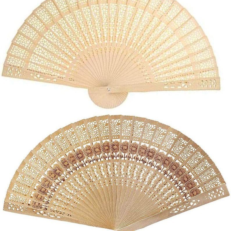 Hay en stock ventiladores de madera fragantes en forma de flor de impacto completo, ventiladores de madera de flor Yang, y ambos estilos están disponibles.
