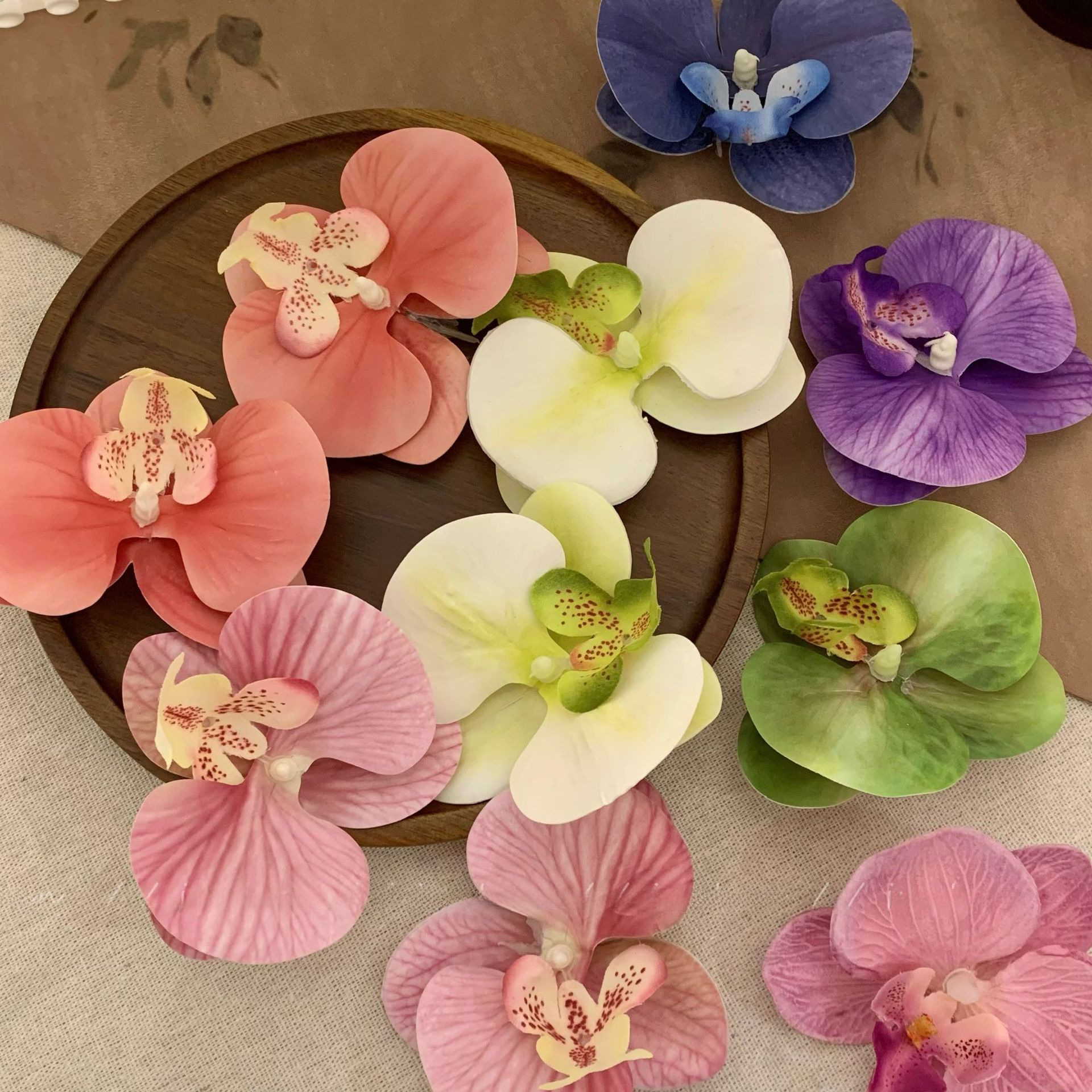 Wearing flower phalaenopsis side clip hairpin in this world, atmosphere feeling, photo, hair clip, seaside holiday hair accessories, headdress_voghion.com
