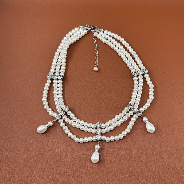 Cute necklace drop-shaped with tassels from pearl