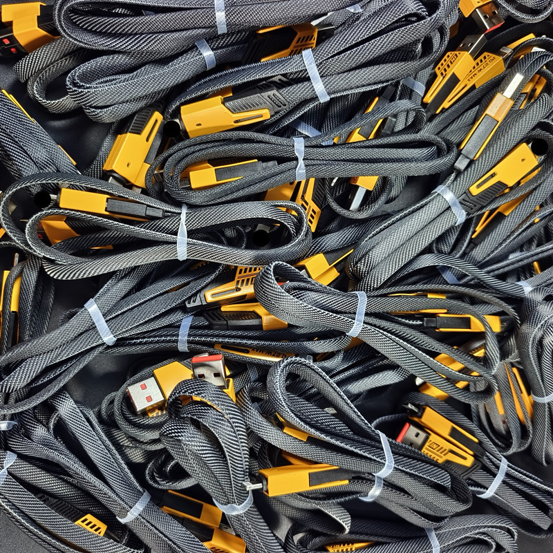 Embalaje de cable de carga cuatro en uno, caja de color, carga rápida de cuero, dos tracks, dos mecha, línea de datos amarilla, juego de caja de blíster