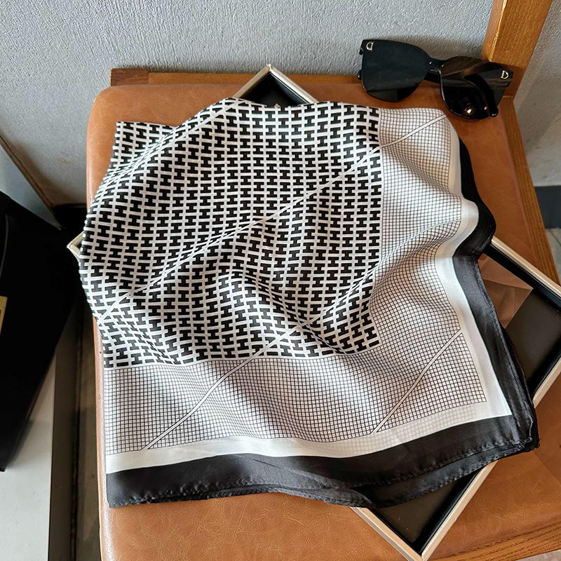 Bufandas de seda para mujeres 2025 primavera y otoño moda versátil temperamento minimalista 65cm bufandas de seda simuladas bufandas delgadas bufandas