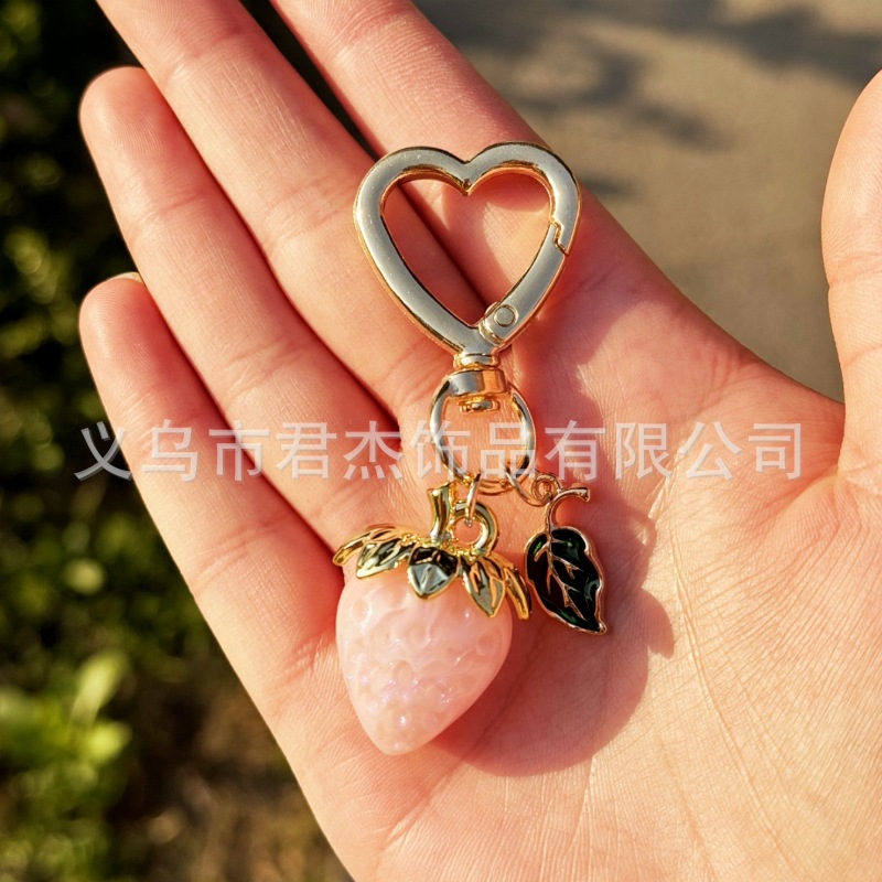 さくらんぼのキーホルダーアクセサリーのバッグのストラップがおしゃれで美しい水晶樹脂車センチ車のキーホルダーの女性