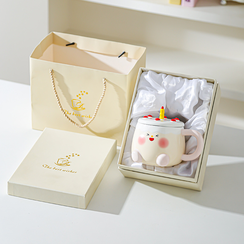 Taza de pastel de dibujos animados creativos Regalo de cumpleaños Regalo de mano Taza de cerámica Taza de agua linda de alto valor Taza con tapa