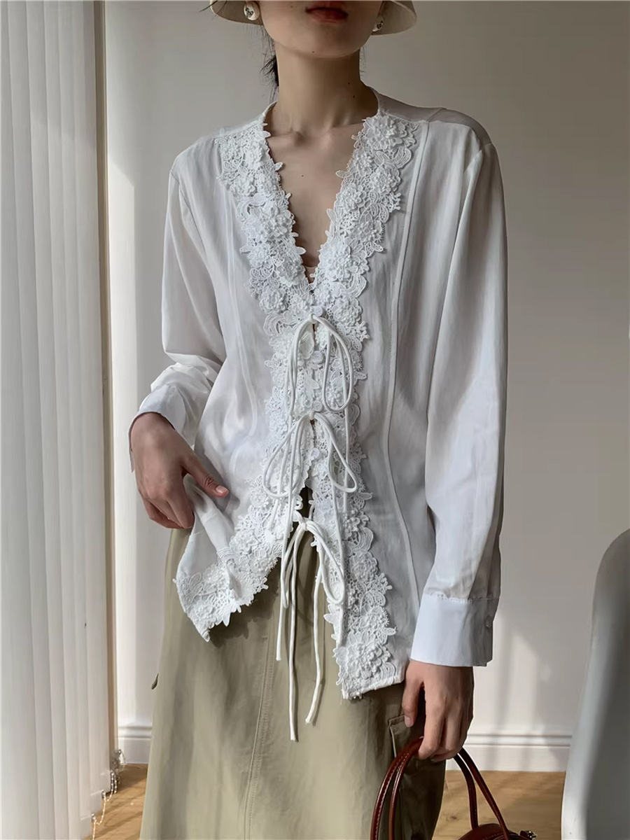 Áo sơ mi nữ cổ V ren móc hoa rỗng dây buộc phong cách Pháp — màu trắng chi tiết 1