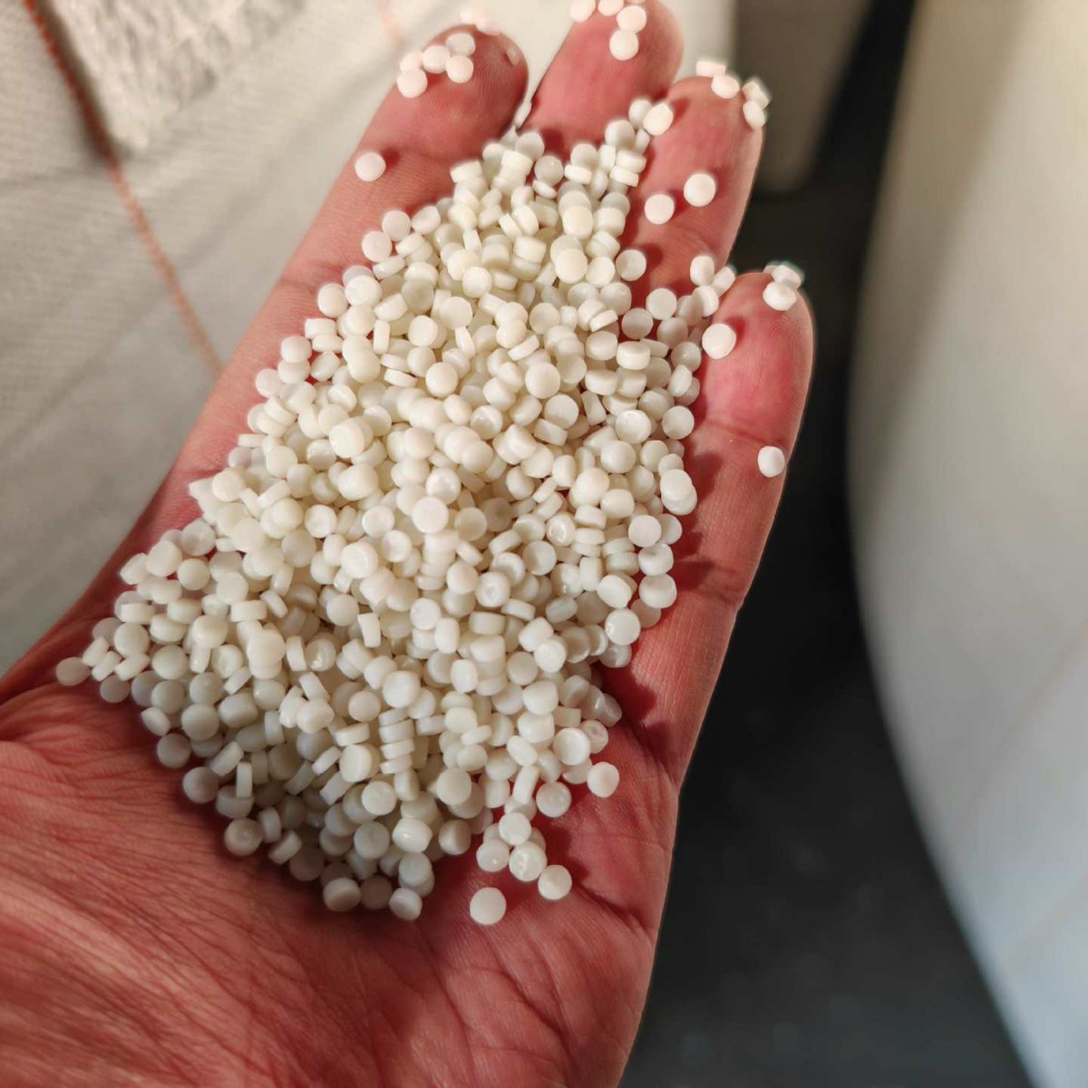 源头厂家直供 高密度聚乙烯透明HDPE再生颗粒 塑木户外椅专用