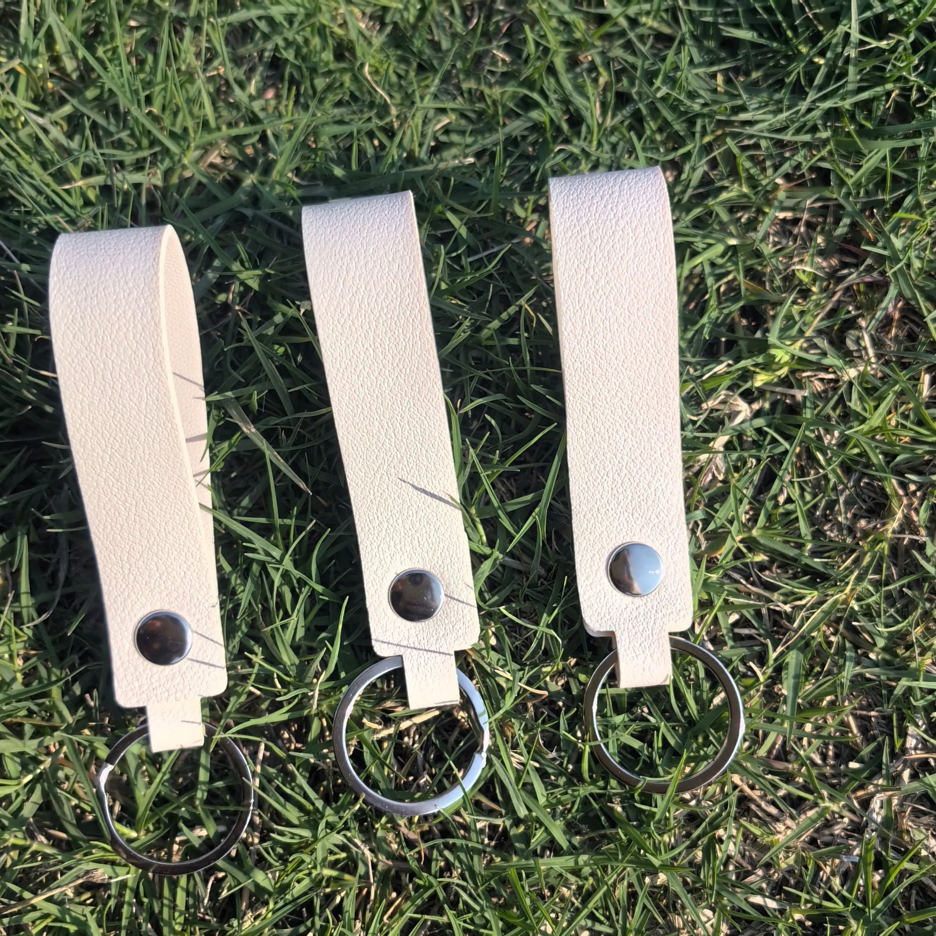 Clavera de cuero de doble cara colgante accesorios accesorios de bolsas accesorios de tendencia simple llavera de automóviles accesorios