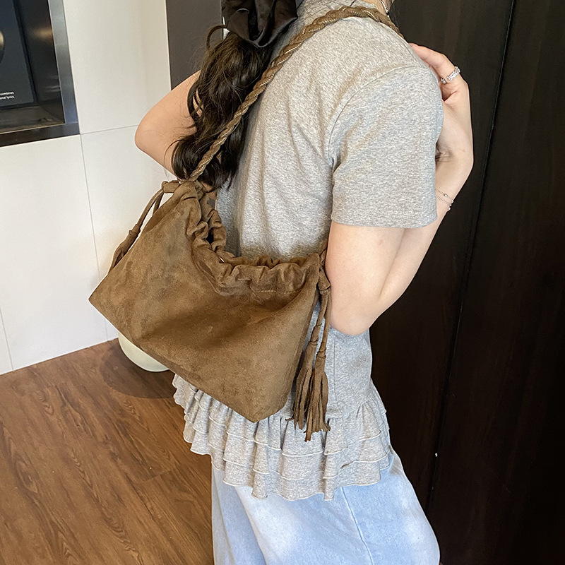 Bolso de axila retro estilo Hong Kong 2025 verano nuevo estilo bolso femenino textura esmerilada bolso de hombro con borla de moda marea