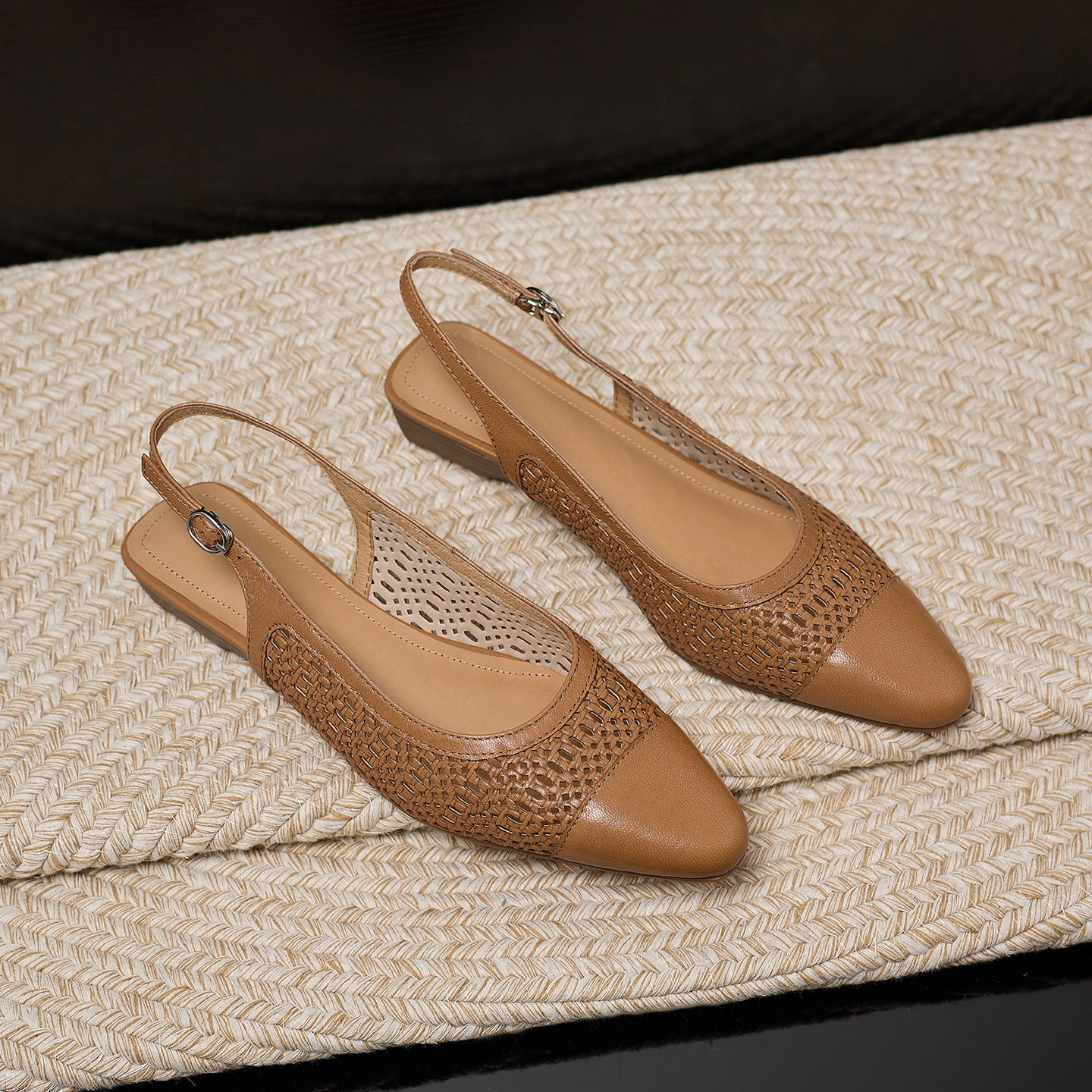 Sandal nữ phong cách vintage mũi kín hở gót đế bệt — Màu caramel