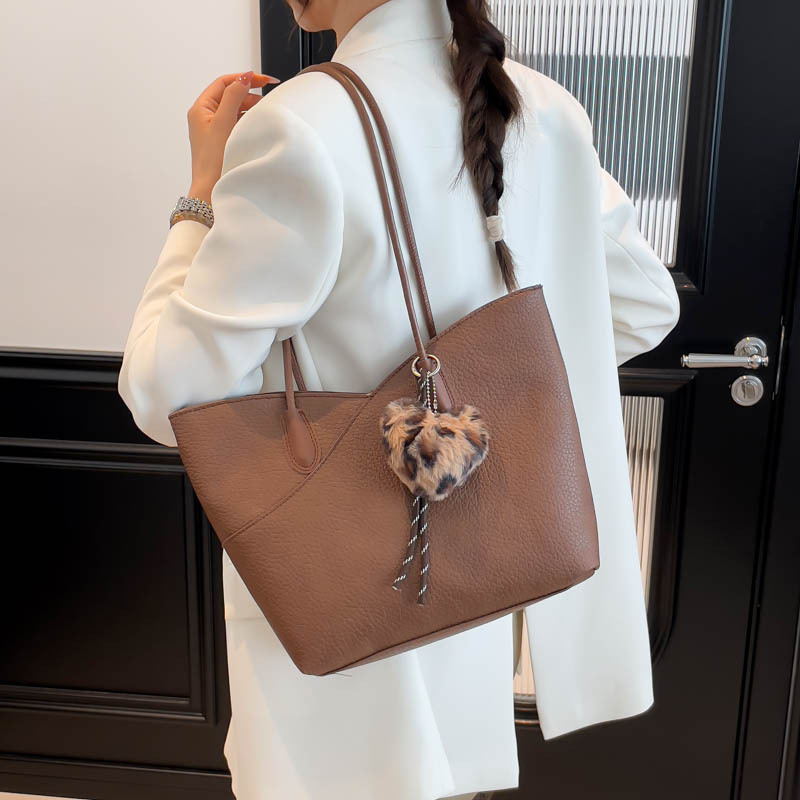 Bolsa de mano de textura superior para mujeres 2026 nicho transfronterizo bolso de hombro ligero de lujo de gran capacidad de viaje a la braza