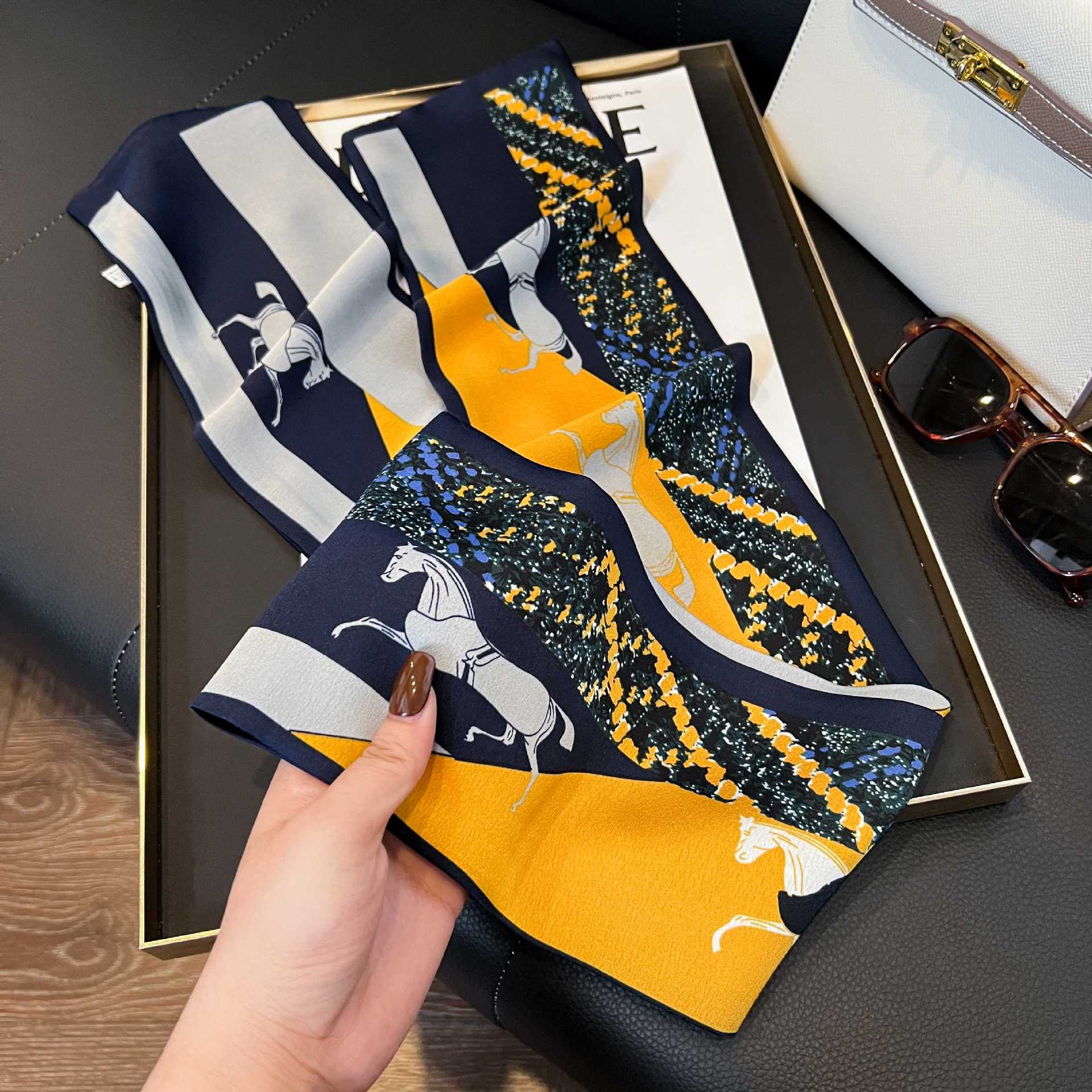 Nueva bufanda de seda pequeña banda larga estrecha para el cabello mujer estilo primavera y otoño moda madre bufanda estilo verano estilo fino serpentina bufanda al por mayor