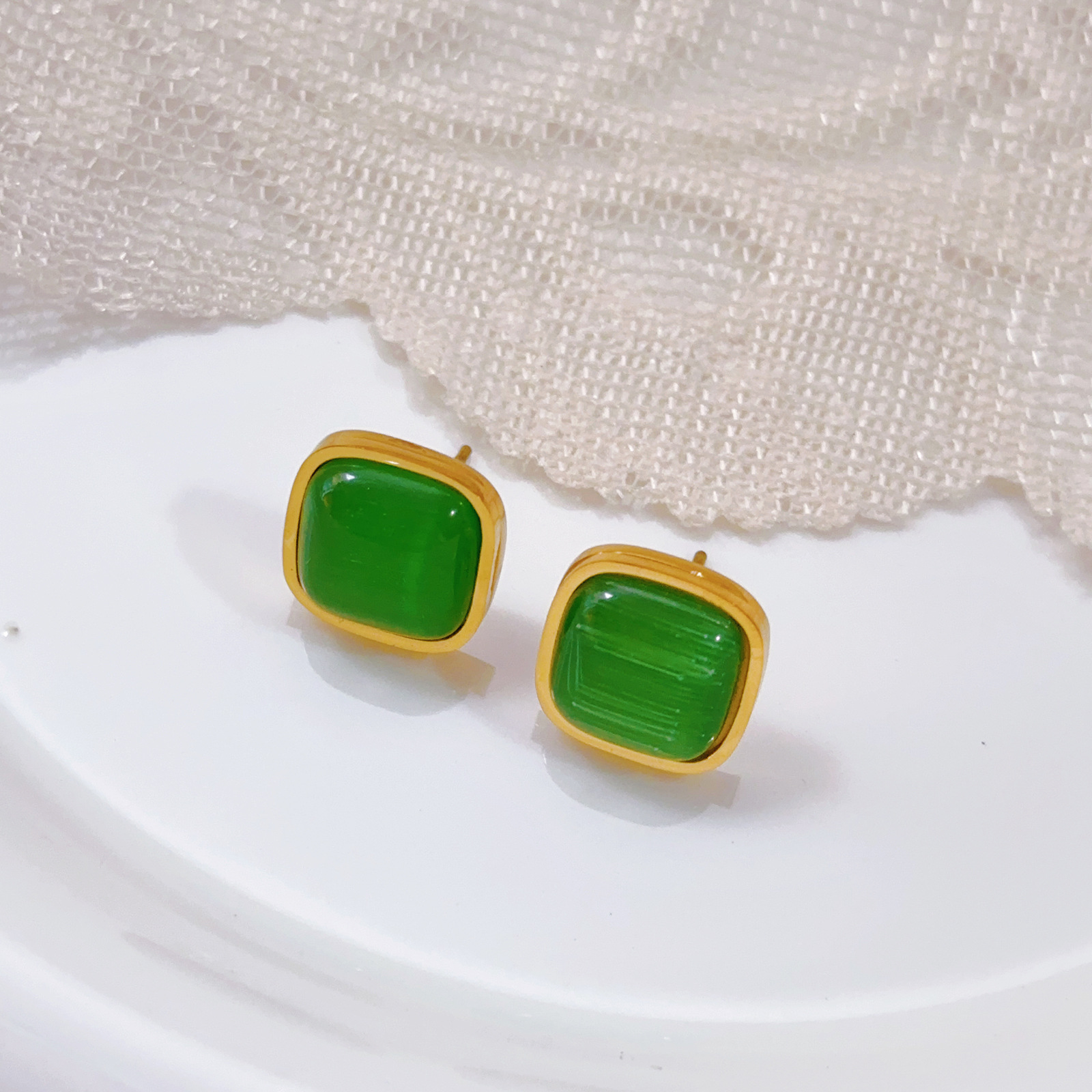 Collar de azúcar de color de acero de titanio, marca cuadrada irregular, collar de lujo ligero para mujer, colgante cuadrado rojo y verde retro que no se desvanece, cadena de clavícula