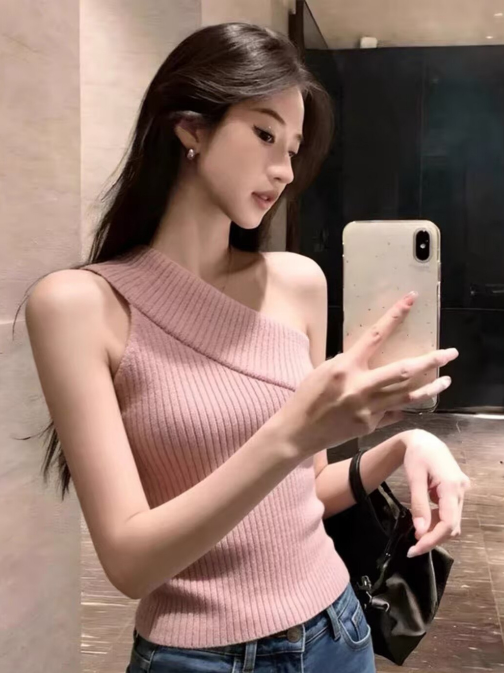 Áo ba lỗ nữ vai trễ phối dây đan chéo, phom ôm sát, kiểu dáng không tay mặc trong hoặc ngoài — màu hồng