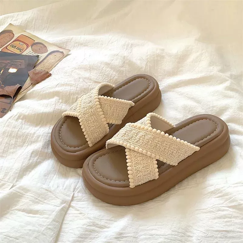 Женские пляжные шлепанцы в богемном стиле 2025 года, на толстой подошве, с эффектом увеличения роста, нескользящие, новые модели.