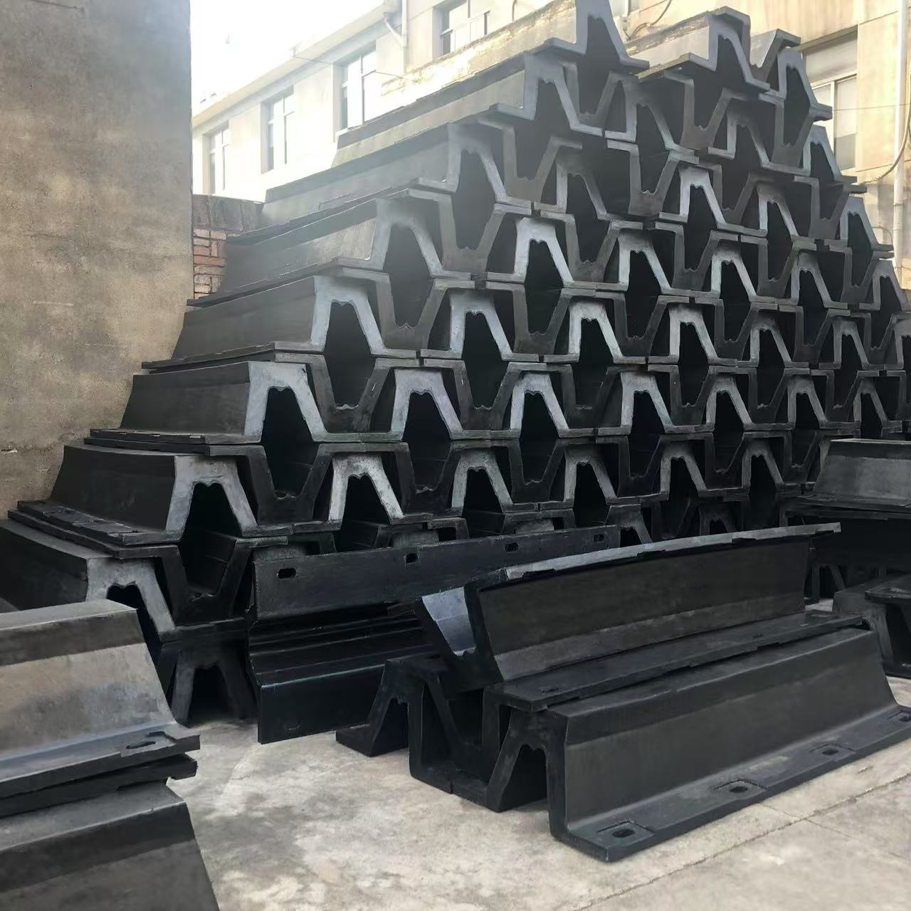 厂家批发桥墩码头橡胶护舷港口橡胶护舷DA超级拱型交通设施