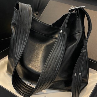 Niche texture underarm bag for women winter 2023 new trendy retro tote bag casual large capacity commuter shoulder bag