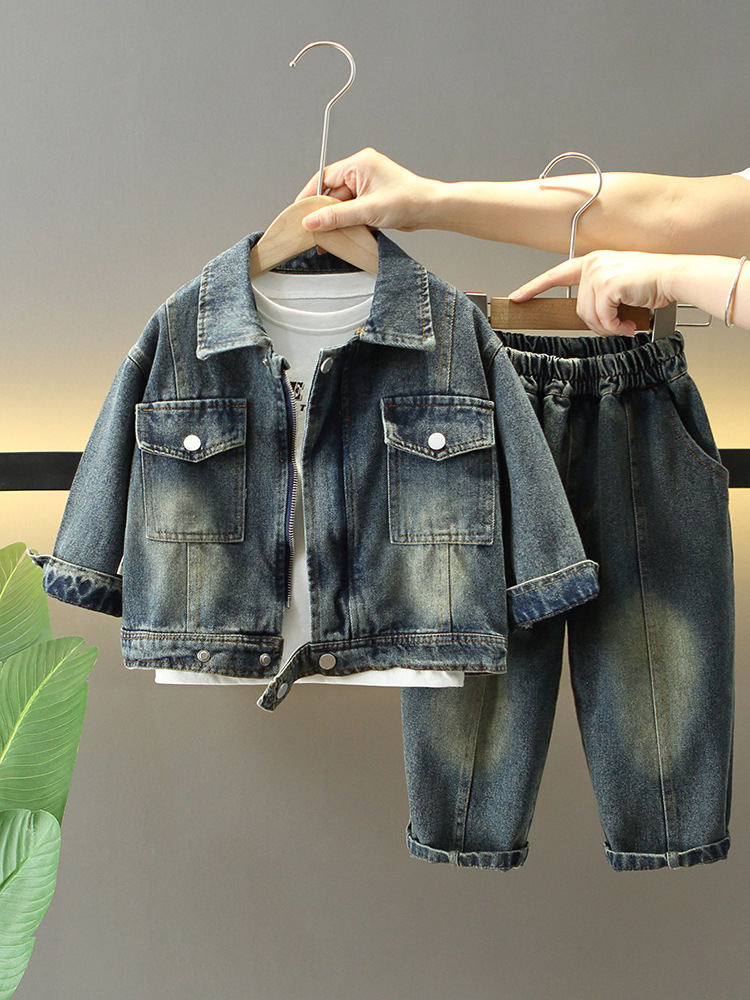 7056 traje de mezclilla de primavera para niños 2025 nuevo estilo estilo occidental para niños fresco y guapo traje de tres piezas para niños primavera y otoño