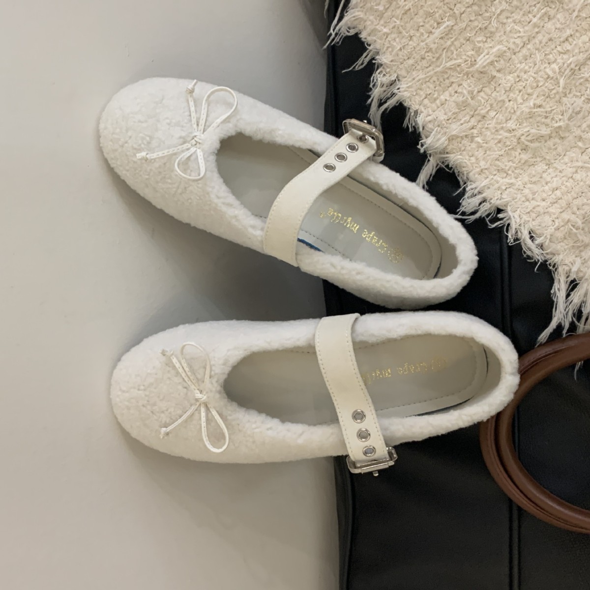 Grape Mom otoño e invierno nuevo estilo cálido y dulce lazo con hebilla de una palabra boca baja Mary Jane piel zapatos individuales mujer
