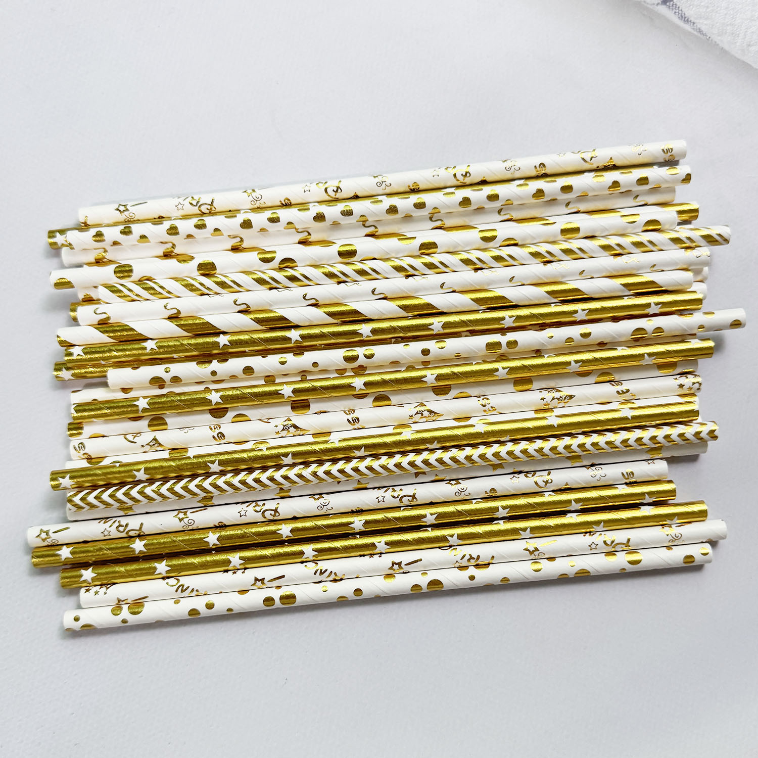 Inventario transfronterizo al por mayor paja de papel desechable paja de papel degradable serie de oro paja suministros de fiesta