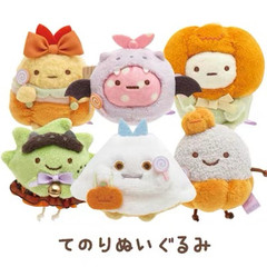 隅の生物のハロウィンのぬいぐるみの祝日はかぼちゃの幽霊の人形を飾ります。