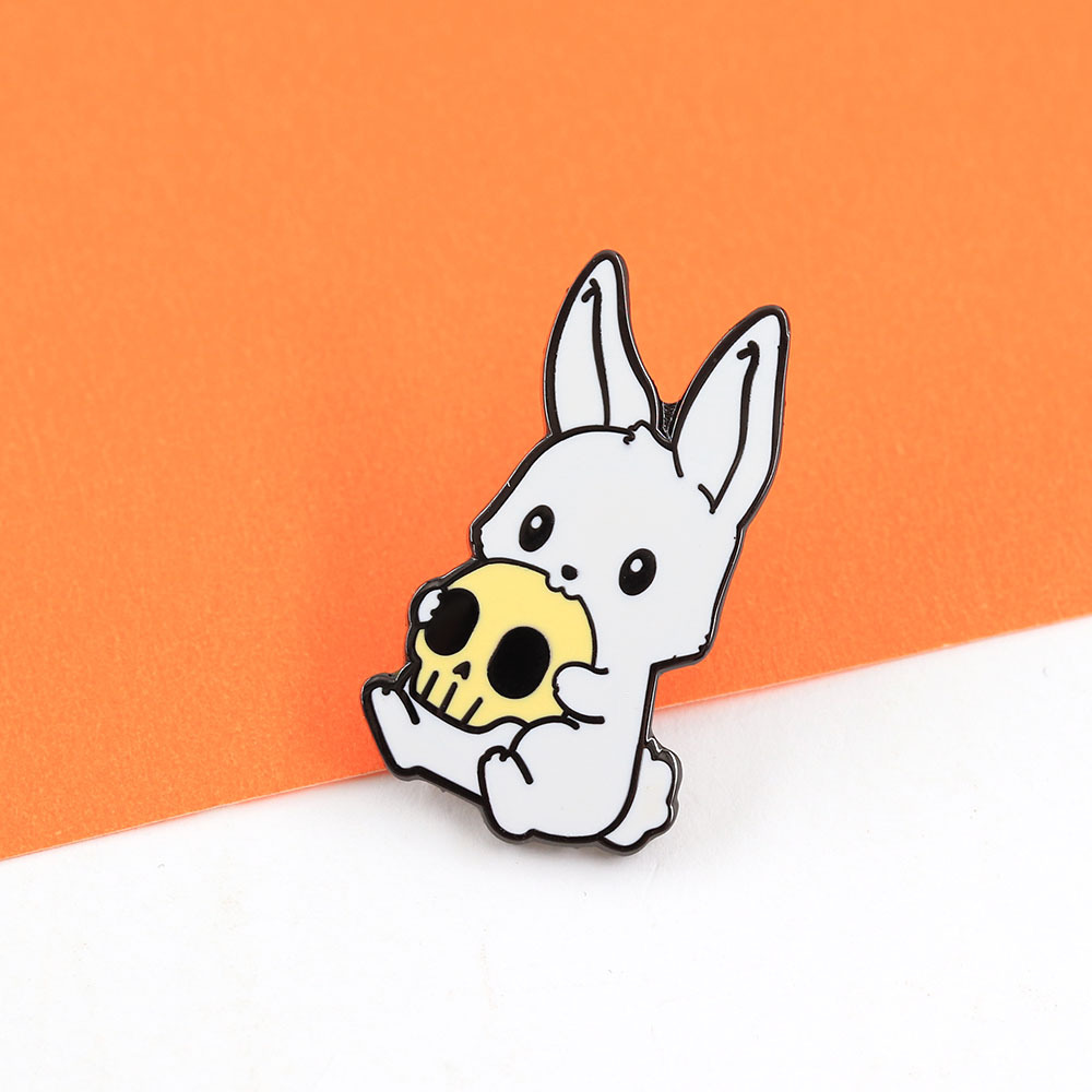 Cartoon Cute Rabbit Holding a Skull Brooch, Dark Gothic Style Metal Badge, European and American Quirky Fun Pin