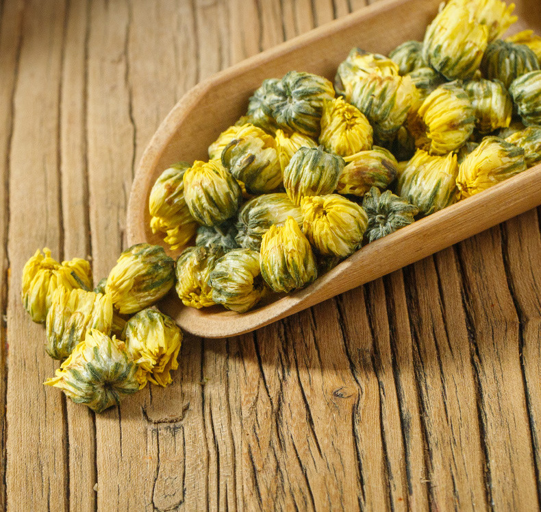 Tai Ju Chrysanthemum Tea Buds Tai Ju Hua Dried Flower Tea 500g Loose Bulk Herbal Tea in use