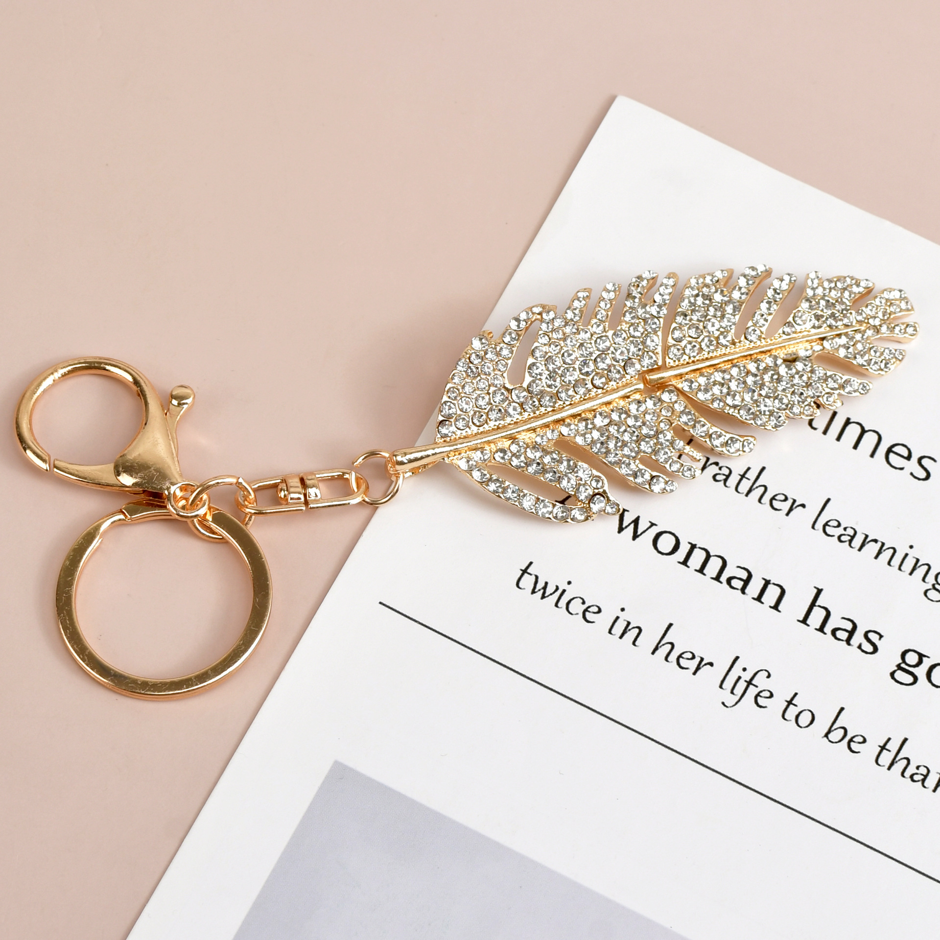 Llavero de lujo vintage con pluma y strass para mujer_voghion.com