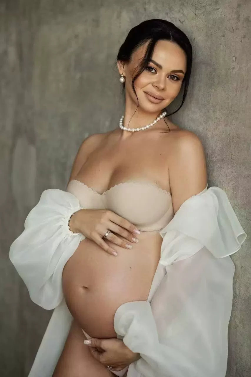 Vestido largo de gasa para sesión de fotos de maternidad en vistas lateral y frontal