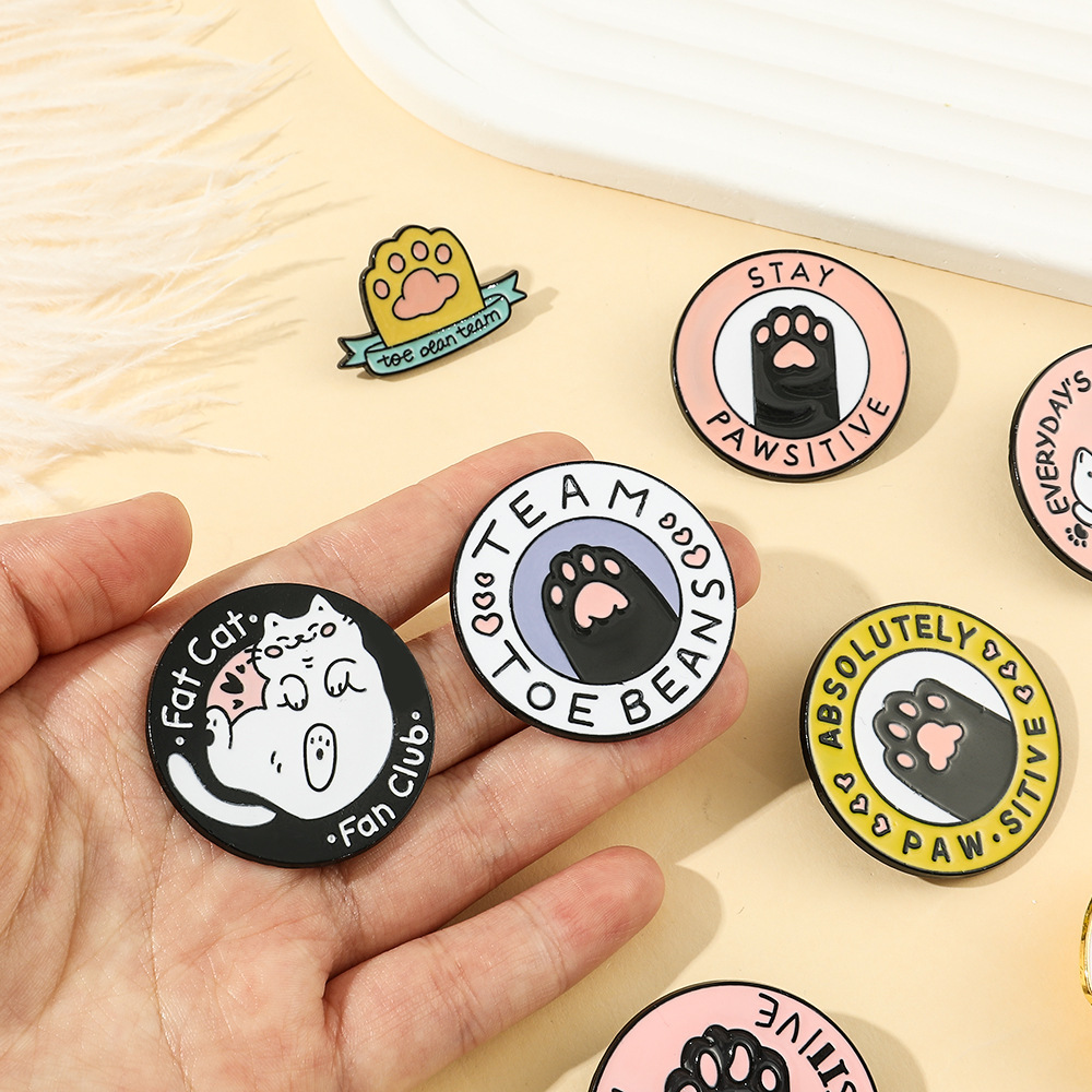 Gato gordo lindo gato broche europeo y americano gato de dibujos animados garra dedo del pie equipo oean esmalte pin ropa Accesorios