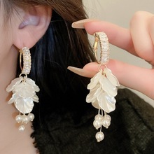 长款贝壳流苏耳扣轻奢高级感锆石花朵耳环休闲小众百搭珍珠耳饰女