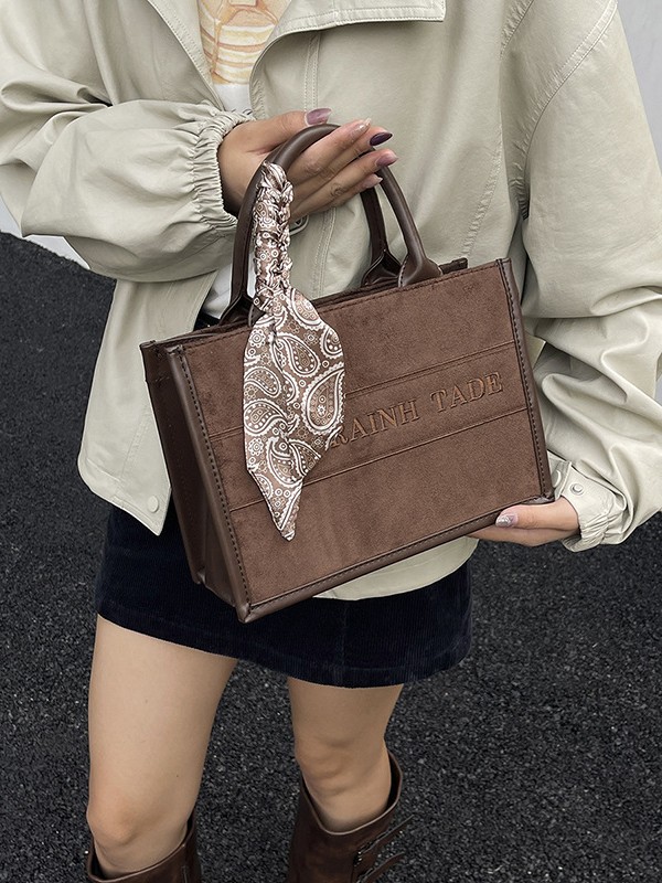 Bolsos de mano de alta textura para mujeres 2025, nuevo tipo transfronterizo de tería retro bordado universal bolso de hombro