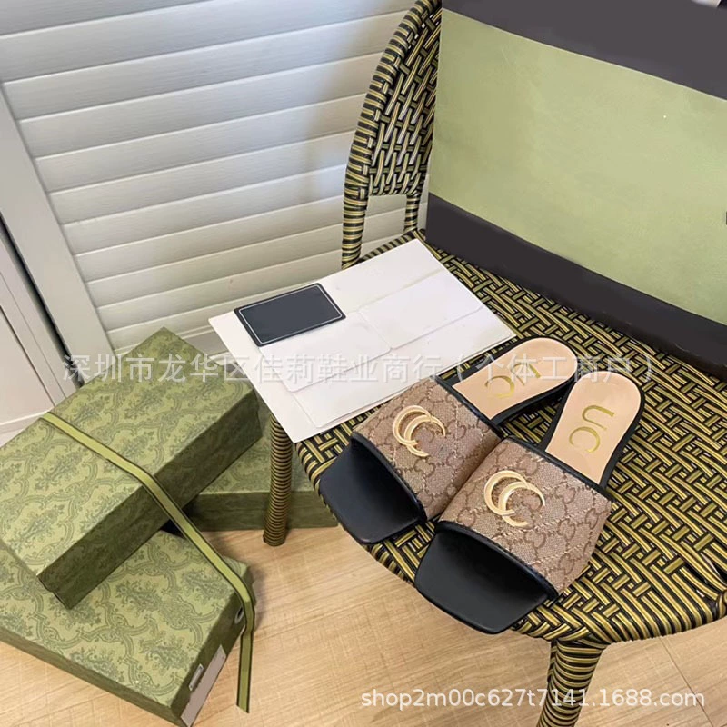 Женские летние шлепанцы 2025 года, модель High version G, квадратный носок, вышивка, плоская подошва, металлическая пряжка, повседневная обувь.