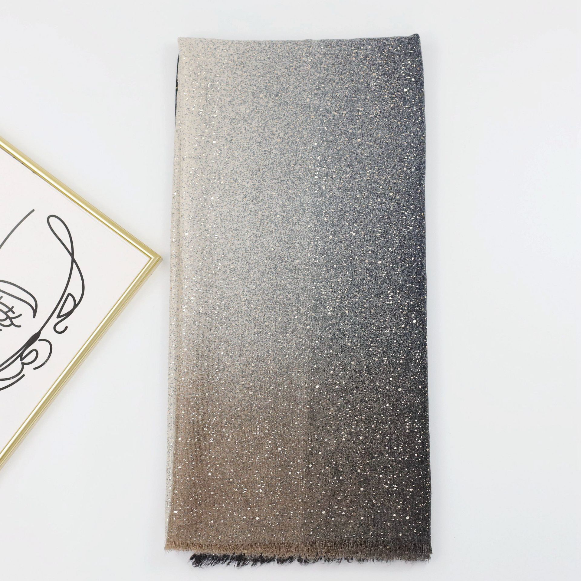 Sciarpe in seta stampate con pois color bronzo e fango. La stessa versatile sciarpa calda per uomo e donna in autunno e inverno. Scialle_voghion.com