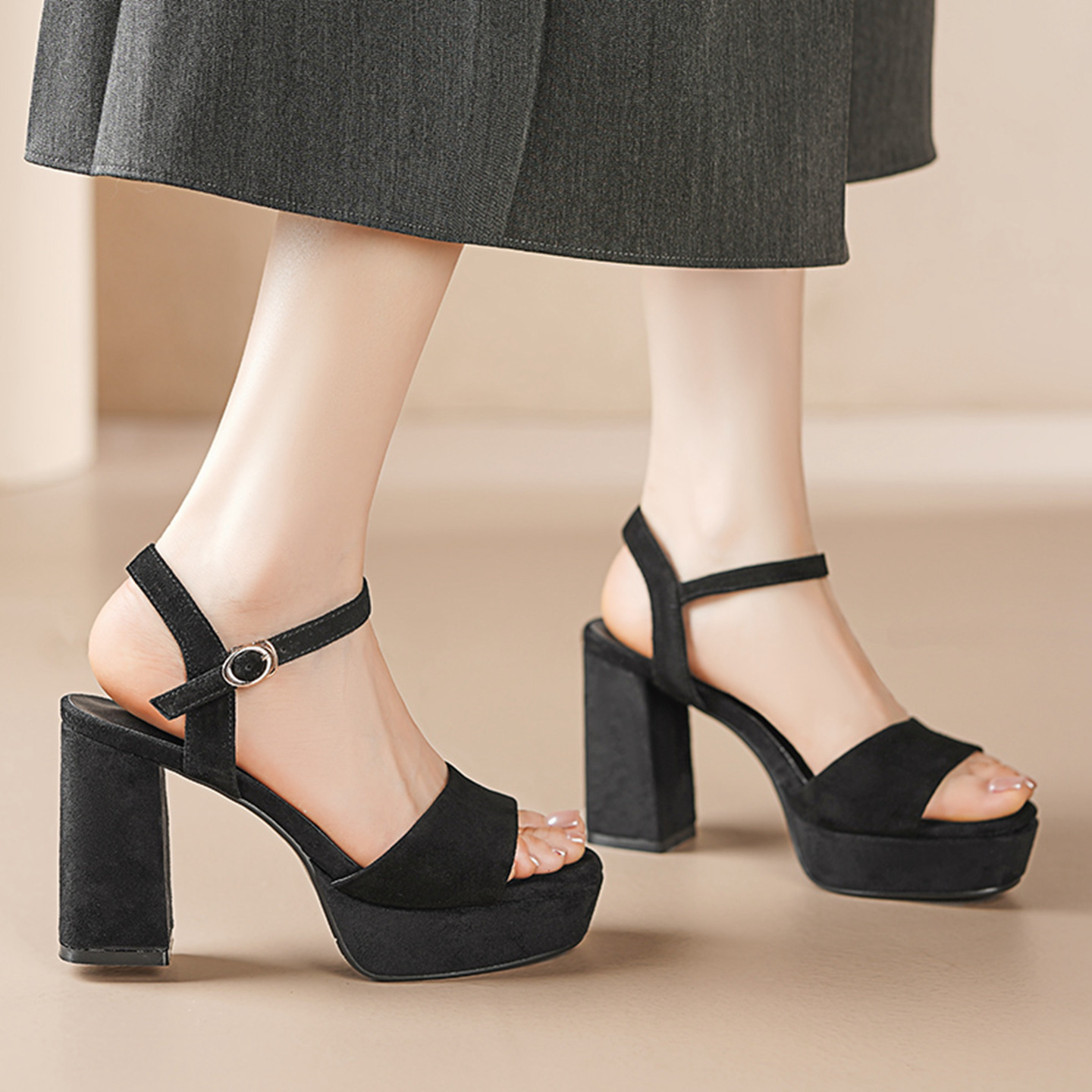 Sandal cao gót nữ hở mũi quai ngang khóa gót 9 cm — Da bò trắng gạo chi tiết 2